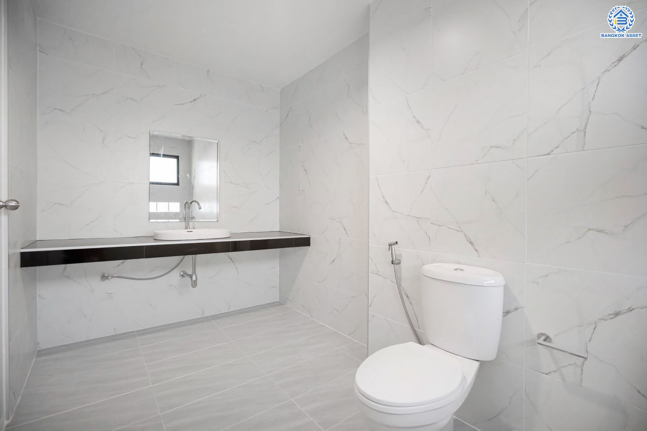 บ้านมือสองตกแต่งใหม่ โครงการ ชวนชื่น ปิ่นเกล้า บนเนื้อที่ 76.9 ตร.ว. พื้นที่ใช้สอยมากถึง 212.5 ตร.ม. ฟังก์ชันจัดเต็ม 3 ห้องนอน 3 ห้องน้ำ จอดรถได้ถึง 2 คัน พร้อมทั้งเปลี่ยนระบบสุขาภิบาลให้ใหม่ พร้อมเข้าอยู่ทันที บนทำเลศักยภาพ เชื่อมต่อหลายเส้นทาง ใกล้จุดขึ้นทางด่วน "ศรีรัช" และรถไฟฟ้าสายสีแดง "สถานีตลิ่งชัน"